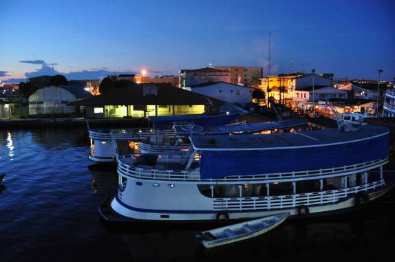 O sol nasce com o barco já em Coari, no nosso caminho para Manaus, no Amazonas
